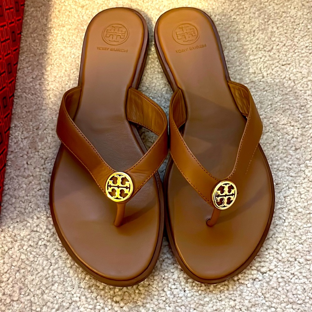 Like new Tory Burch Benton Thong- Royal tan/gold.  Worn only twice/includes box.